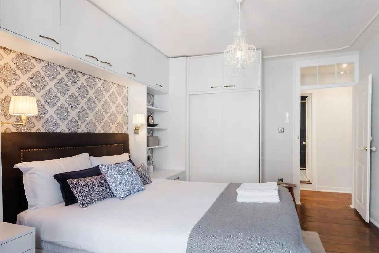 Bella Vista - Modern Classic In Heart Of City Apartment